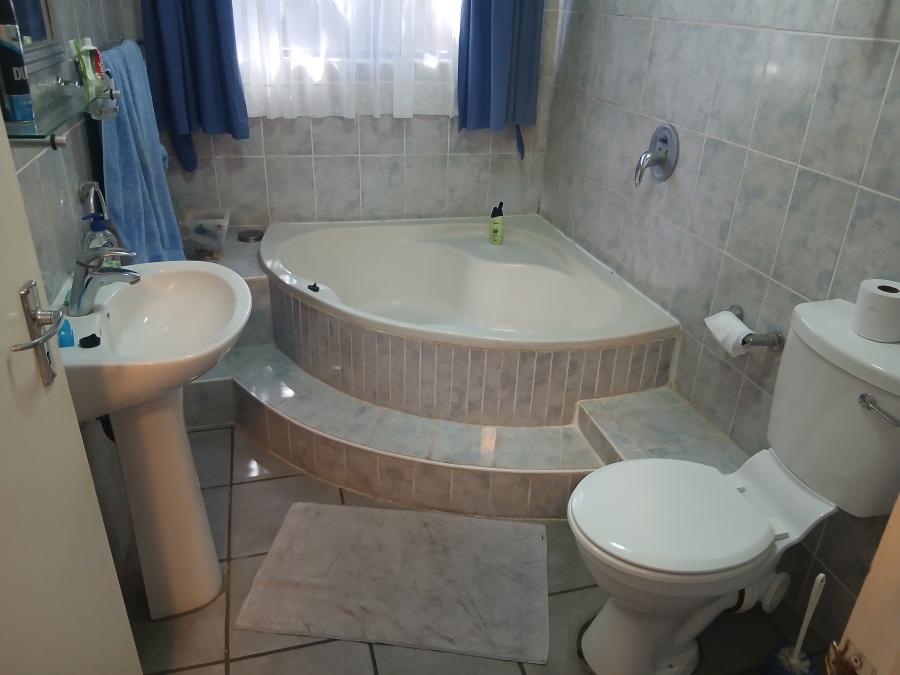 4 Bedroom Property for Sale in Marshstrand Eastern Cape